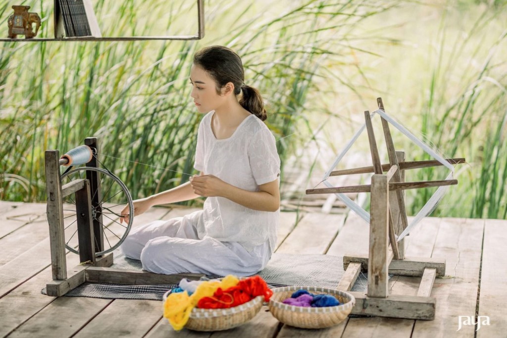 'Chê' mức lương… quốc tế, hai cử nhân đi tìm đầu ra cho thổ cẩm Việt