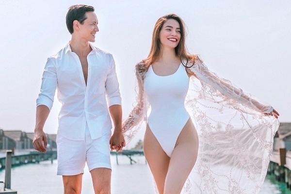 Thời trang đi biển đồng điệu của Hồ Ngọc Hà - Kim Lý