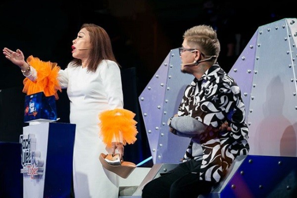 Khi người nổi tiếng 'nằm, cởi áo, ném giày' trên sóng truyền hình