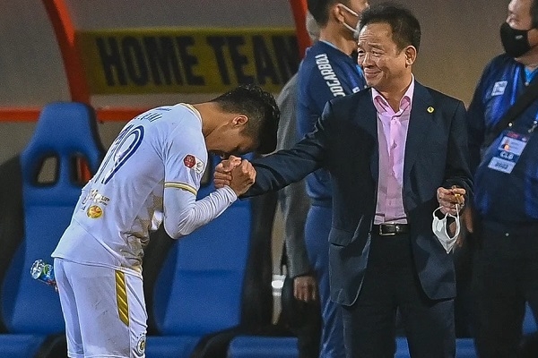 Quang Hải cúi người cảm ơn bầu Hiển